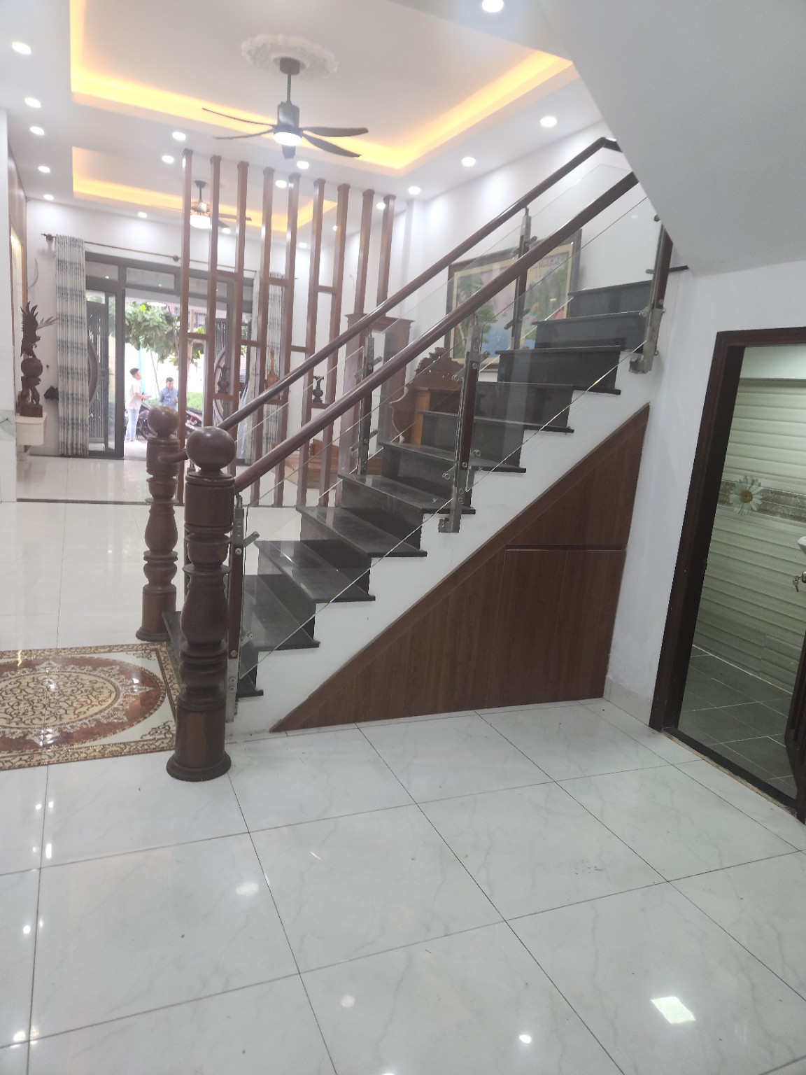 Cầu thang và không gian tầng trệt