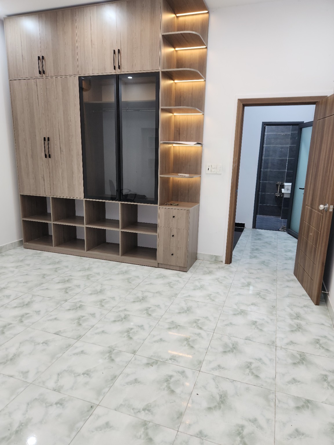 Tủ âm tường và khu vực liền kề